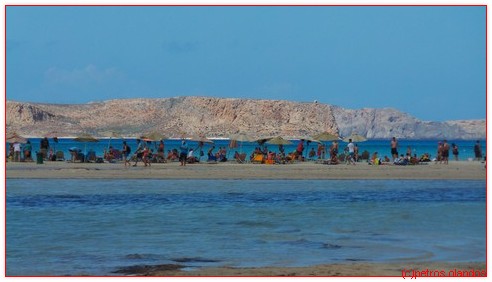 een smal stukje strand met badgasten